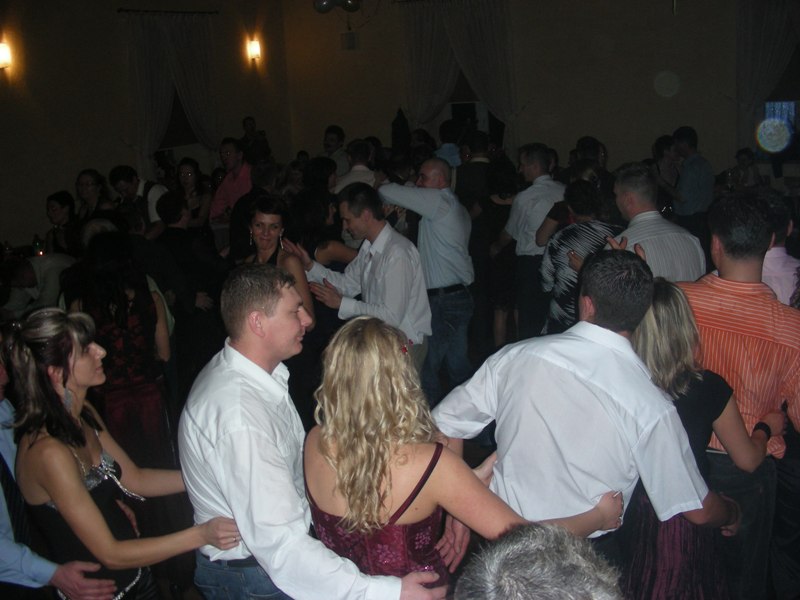 Odkryte ramiona to byl standart.JPG